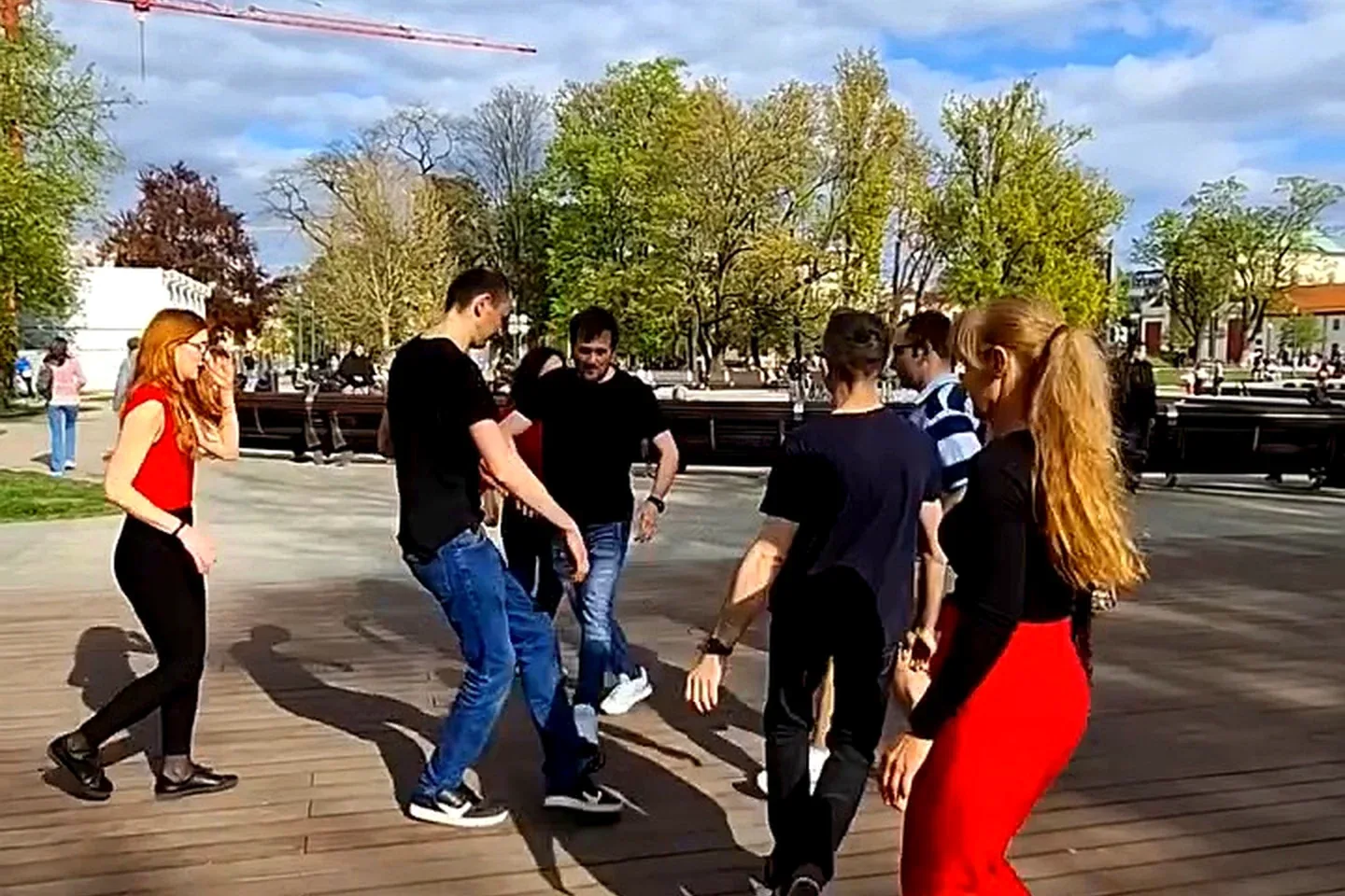 Grupowy taniec Salsa Cubana podczas wydarzenia plenerowego na Placu Litewskim w Lublinie