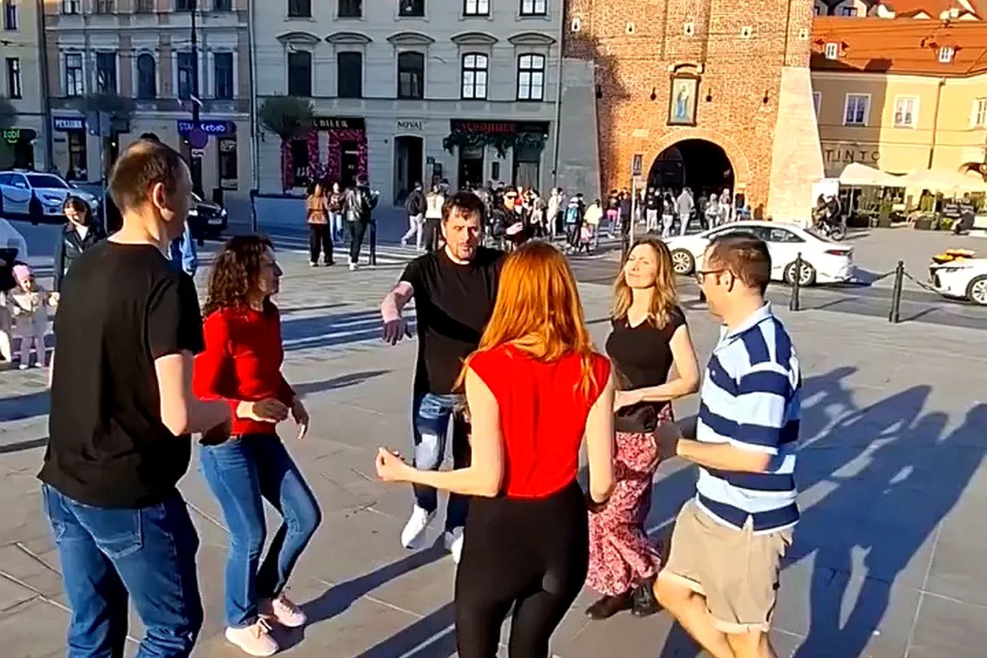 Rueda de casino podczas plenerowego wydarzenia Salsa Cubana na Placu Łokietka w Lublinie